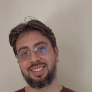Psicólogo Gustavo Cidade, de óculos, sorrindo